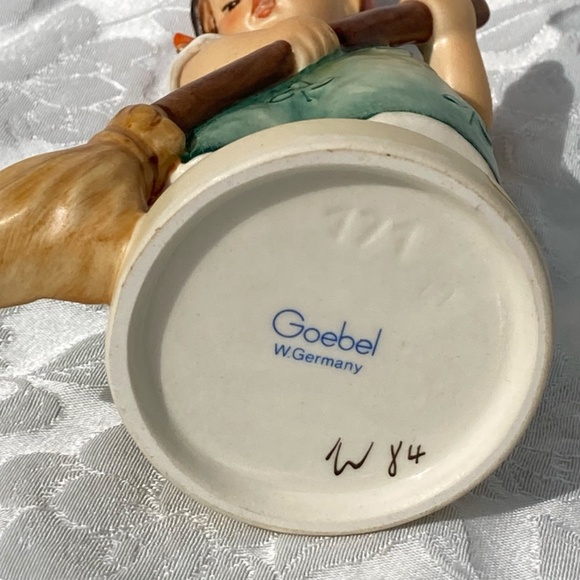 4.75" Hummel Figurine "Little Sweeper" Goebel W Germany 1984 Excellent Condition - Picture 9 of 9